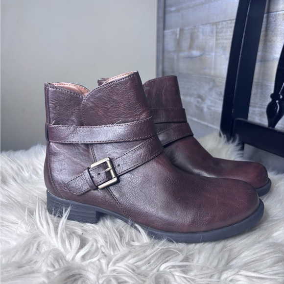 Born Concept BOC Women's Brown buckle Ankle fall autumn Boots 7 - Picture 1 of 7